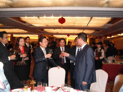 会长与省委书记强卫亲切交谈